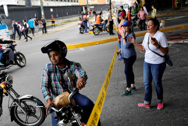 Opposition supporters block a road during a rally against Venezuelan President Nicolas Maduro's government in Caracas, Venezuela July 10, 2017. REUTERS/Andres Martinez Casares