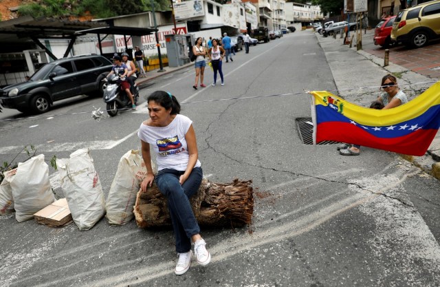 Opposition supporters block a road with a barricade during a protest against Venezuelan President Nicolas Maduro's government in Caracas, Venezuela July 10, 2017. REUTERS/Andres Martinez Casares