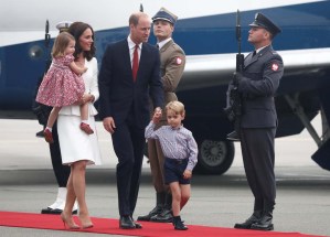Guillermo y Kate llegan con sus hijos a Polonia (fotos)