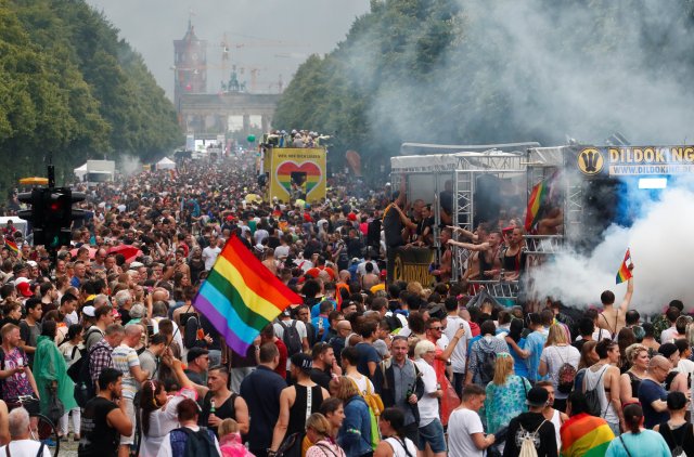 Alemanes participan en un desfile del Orgullo Gay. REUTERS/Fabrizio Bensch