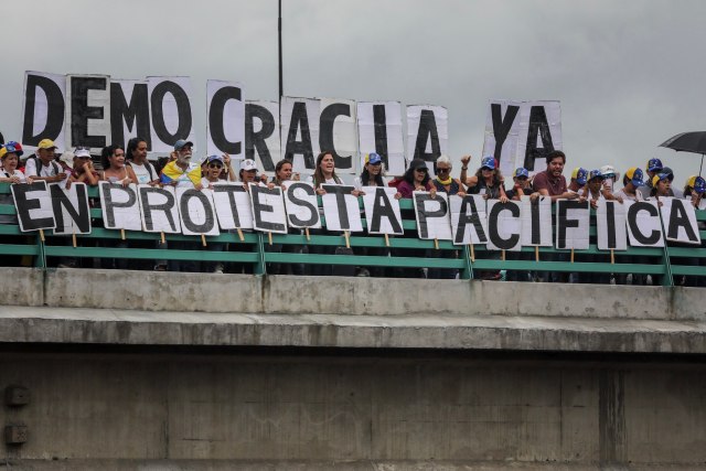 CAR01. CARACAS (VENEZUELA), 01/07/2017.- Manifestantes opositores participan en una marcha hoy, sábado 1 de julio de 2017, en Caracas (Venezuela). La oposición venezolana realiza hoy una concentración en Caracas como protesta contra la solicitud de antejuicio de mérito contra la fiscal de ese país, Luisa Ortega Díaz, que el Tribunal Supremo de Justicia (TSJ) admitió el pasado 20 de junio y con lo que la funcionaria podría ser enjuiciada. La coalición opositora Mesa de la Unidad Democrática (MUD) invitó a las personas a concentrarse en el este de Caracas, específicamente en la autopista Francisco Fajardo, principal arteria vial de la capital, a la altura de Los Ruices. EFE/Miguel Gutiérrez