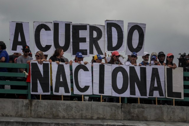 CAR05. CARACAS (VENEZUELA), 01/07/2017.- Manifestantes opositores participan en una marcha hoy, sábado 1 de julio de 2017, en Caracas (Venezuela). La oposición venezolana realiza hoy una concentración en Caracas como protesta contra la solicitud de antejuicio de mérito contra la fiscal de ese país, Luisa Ortega Díaz, que el Tribunal Supremo de Justicia (TSJ) admitió el pasado 20 de junio y con lo que la funcionaria podría ser enjuiciada. La coalición opositora Mesa de la Unidad Democrática (MUD) invitó a las personas a concentrarse en el este de Caracas, específicamente en la autopista Francisco Fajardo, principal arteria vial de la capital, a la altura de Los Ruices. EFE/Miguel Gutiérrez