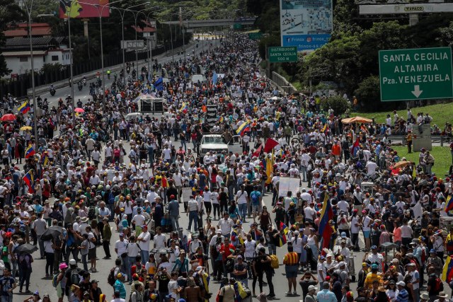 CAR06. CARACAS (VENEZUELA), 01/07/2017.- Manifestantes opositores participan en una marcha hoy, sábado 1 de julio de 2017, en Caracas (Venezuela). La oposición venezolana realiza hoy una concentración en Caracas como protesta contra la solicitud de antejuicio de mérito contra la fiscal de ese país, Luisa Ortega Díaz, que el Tribunal Supremo de Justicia (TSJ) admitió el pasado 20 de junio y con lo que la funcionaria podría ser enjuiciada. La coalición opositora Mesa de la Unidad Democrática (MUD) invitó a las personas a concentrarse en el este de Caracas, específicamente en la autopista Francisco Fajardo, principal arteria vial de la capital, a la altura de Los Ruices. EFE/Miguel Gutiérrez