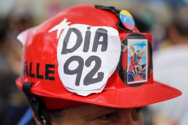 CAR10. CARACAS (VENEZUELA), 01/07/2017.- Manifestantes opositores participan en una marcha hoy, sábado 1 de julio de 2017, en Caracas (Venezuela). La oposición venezolana realiza hoy una concentración en Caracas como protesta contra la solicitud de antejuicio de mérito contra la fiscal de ese país, Luisa Ortega Díaz, que el Tribunal Supremo de Justicia (TSJ) admitió el pasado 20 de junio y con lo que la funcionaria podría ser enjuiciada. La coalición opositora Mesa de la Unidad Democrática (MUD) invitó a las personas a concentrarse en el este de Caracas, específicamente en la autopista Francisco Fajardo, principal arteria vial de la capital, a la altura de Los Ruices. EFE/Miguel Gutiérrez