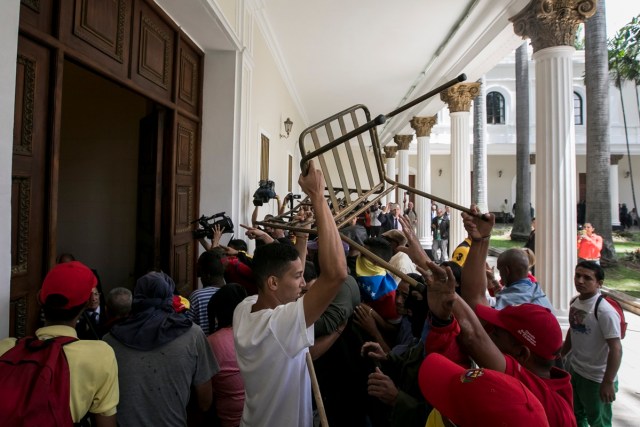 CAR15 - CARACAS (VENEZUELA), 05/07/2017 - Simpatizantes del Gobierno manifiestan ingresan a la Asamblea Nacional hoy, miércoles 5 de mayo de 2017, en Caracas (Venezuela). Un grupo de simpatizantes del Gobierno venezolano irrumpió hoy por la fuerza en la Asamblea Nacional (AN, Parlamento), de mayoría opositora, y causaron heridas a algunos diputados que se encontraban en el recinto para una sesión en conmemoración del Día de la Independencia en el país. EFE/MIGUEL GUTIÉRREZ