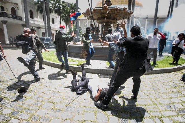 CAR26 - CARACAS (VENEZUELA), 05/07/2017 - El diputado Armando Armas (c) es golpeado por manifestantes en el piso en la Asamblea Nacional hoy, miércoles 5 de julio de 2017, en Caracas (Venezuela). Un grupo de simpatizantes del Gobierno venezolano irrumpió hoy por la fuerza en la Asamblea Nacional (AN, Parlamento), de mayoría opositora, y causaron heridas a algunos diputados que se encontraban en el recinto para una sesión en conmemoración del Día de la Independencia en el país. EFE/MIGUEL GUTIÉRREZ