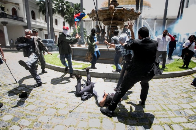 CAR28 - CARACAS (VENEZUELA), 05/07/2017 - El diputado Armando Armas (c) es golpeado por manifestantes en el piso en la Asamblea Nacional hoy, miércoles 5 de julio de 2017, en Caracas (Venezuela). Un grupo de simpatizantes del Gobierno venezolano irrumpió hoy por la fuerza en la Asamblea Nacional (AN, Parlamento), de mayoría opositora, y causaron heridas a algunos diputados que se encontraban en el recinto para una sesión en conmemoración del Día de la Independencia en el país. EFE/MIGUEL GUTIÉRREZ