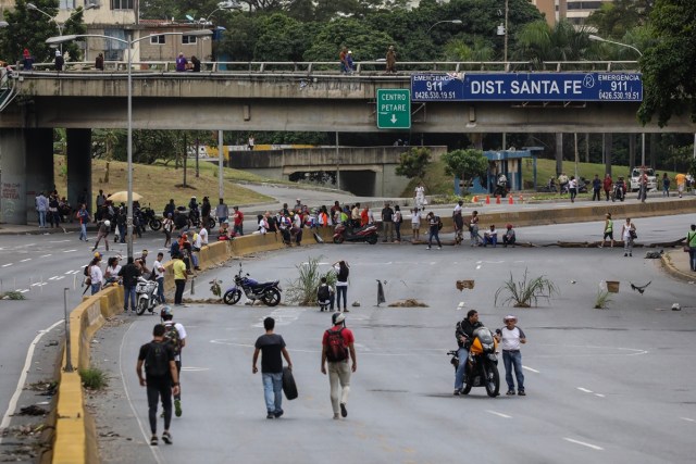 CAR08. CARACAS (VENEZUELA), 10/07/2017.- Vista general de un un "trancazo" hoy, lunes 10 de julio de 2017, en Caracas (Venezuela). Los opositores venezolanos atendieron hoy a la convocatoria de realizar un "trancazo" de calles en todo el país contra la "dictadura" que se espera se extienda por diez horas, después de que la alianza antichavista intentara reducir esta protesta a solo dos horas. EFE/Miguel Gutiérrez