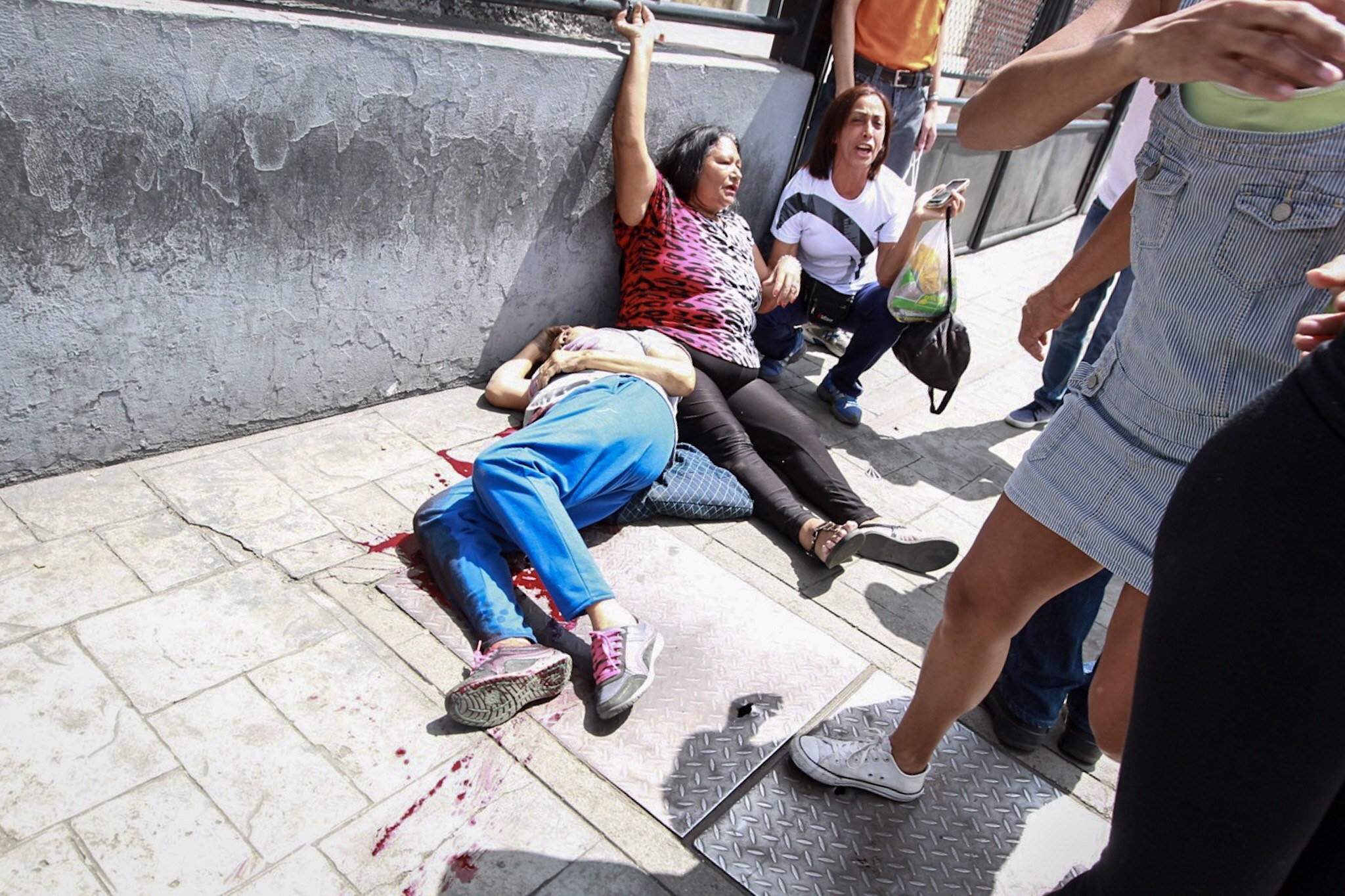 Una dama asesinada y tres heridos dejó ataque paramilitar a abarrotado Punto Soberano en Catia