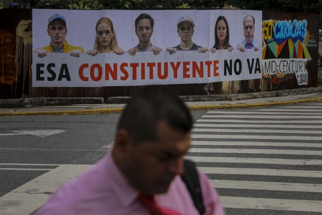 CAR15. CARACAS (VENEZUELA), 24/07/2017.- Fotografía de una valla en rechazo a la Asamblea Constituyente hoy, lunes 24 de julio de 2017, en un colegio electoral de Caracas (Venezuela). Venezuela inicia hoy la semana decisiva para la elección de la Asamblea Nacional Constituyente convocada por el presidente, Nicolás Maduro, con los oficialistas entrando en la recta final de su campaña en medio de protestas y llamados a paro de los opositores en rechazo a esos comicios. EFE/Miguel Gutiérrez