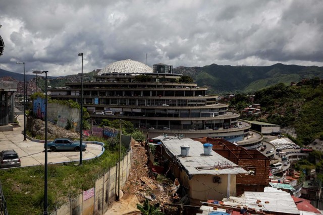 ACOMPAÑA CRÓNICA: VENEZUELA CRISIS - CR04. CARACAS (VENEZUELA), 28/07/2017.- Fotografía del edificio "El Helicoide", sede del Servicio Bolivariano de Inteligencia (Sebin) y lugar de detención de la mayor parte de los detenidos en protestas que siguen privados de libertad, y algunos de los casi 500 presos políticos hoy, viernes 28 de julio de 2017, en Caracas (Venezuela). Una media de 40 personas, en su mayoría estudiantes, han sido detenidas cada día en Venezuela por delitos como "terrorismo" o "insurrección" desde que empezara el 1 de abril la presente ola de protestas para exigir la renuncia del presidente Nicolás Maduro, en las que han muerto más de cien personas. EFE/CRÍSTIAN HERNÁNDEZ