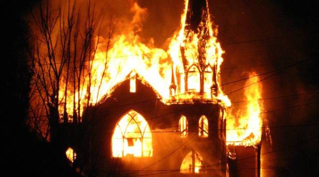 Iglesia en llamas / Imagen referencial / Foto: Teleuniverso 