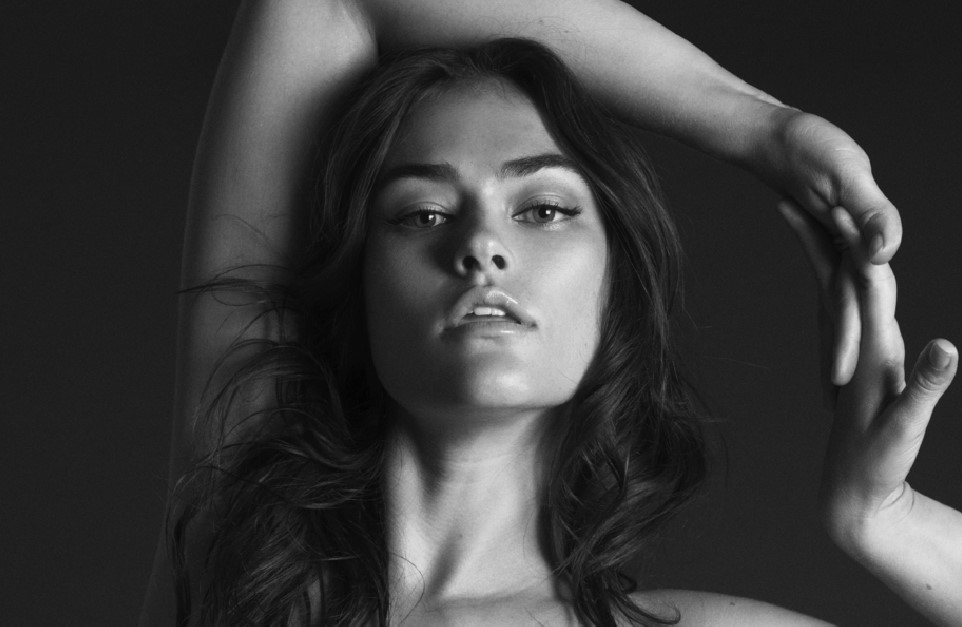 Un exquisito desnudo de otra supermodelo considerada “curvilínea” (ENAMORAOS)