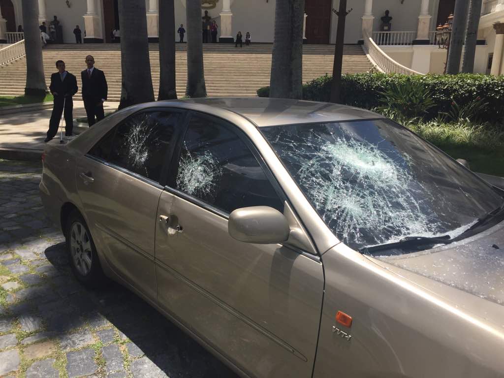 Momento en el que destrozan a batazos el carro del Presidente de la AN (Video+fotos)