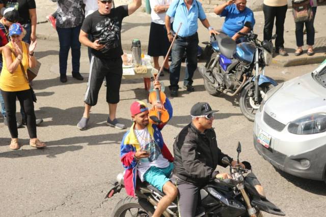 El violinista Wuilly Arteaga amenizó durante la consulta popular. Foto: Wil Jiménez - LaPatilla.com 