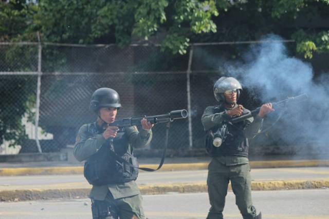 GNB reprime con lacrimógenas trancazo en Altamira y Chacao: La resistencia se mantiene. Foto: Régulo Gómez / LaPatilla.com