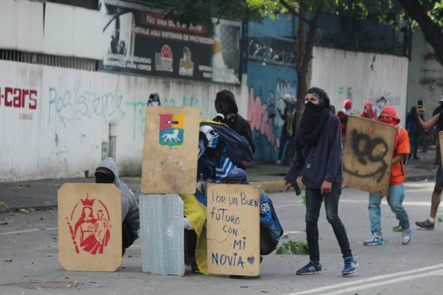 GNB reprime con lacrimógenas trancazo en Altamira y Chacao: La resistencia se mantiene. Foto: Régulo Gómez / LaPatilla.com