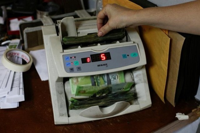 Máquina para contar billetes en una oficina, Caracas, Venezuela, 21 marzo 2017. REUTERS/Marco Bello