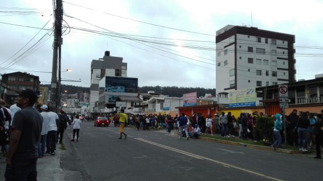 En Quito ya cerraron dos de los cuatro puntos de Consulta Popular: Venezolanos se mantienen en cola. Foto: Jonathan Gutiérrez