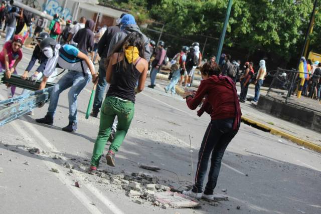 GNB reprime con lacrimógenas trancazo en Altamira y Chacao: La resistencia se mantiene. Foto: Régulo Gómez / LaPatilla.com