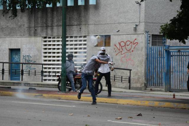 GNB reprime con lacrimógenas trancazo en Altamira y Chacao: La resistencia se mantiene. Foto: Régulo Gómez / LaPatilla.com