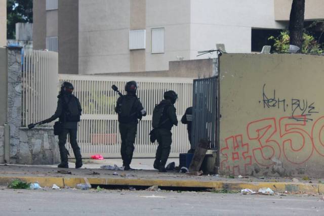 GNB reprime con lacrimógenas trancazo en Altamira y Chacao: La resistencia se mantiene. Foto: Régulo Gómez / LaPatilla.com