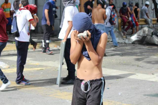 GNB reprime con lacrimógenas trancazo en Altamira y Chacao: La resistencia se mantiene. Foto: Régulo Gómez / LaPatilla.com