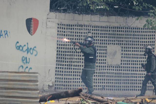 GNB reprime con lacrimógenas trancazo en Altamira y Chacao: La resistencia se mantiene. Foto: Régulo Gómez / LaPatilla.com