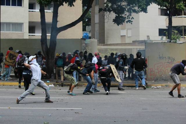 GNB reprime con lacrimógenas trancazo en Altamira y Chacao: La resistencia se mantiene. Foto: Régulo Gómez / LaPatilla.com