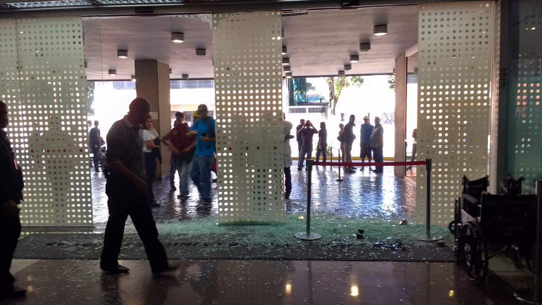 Paramilitares de paz destrozaron la entrada de Clínicas Caracas #4Jul