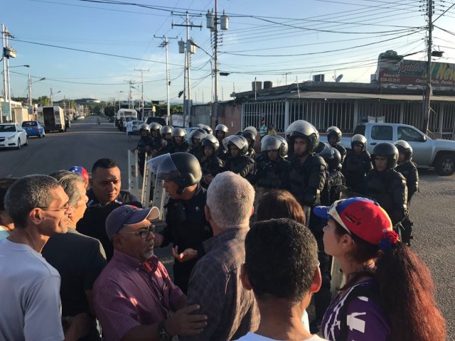 Foto: En Cojedes la policía intentó detener la consulta popular / Cortesía