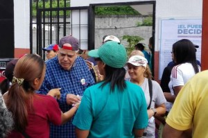 Enrique Mendoza domina intención de voto en Sucre, según encuestadora