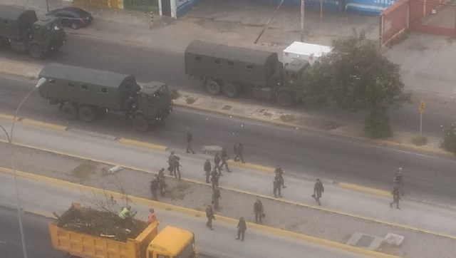 GN recogiendo escombros y levantando barricadas en Barquisimeto // Foto @LaraAhora 