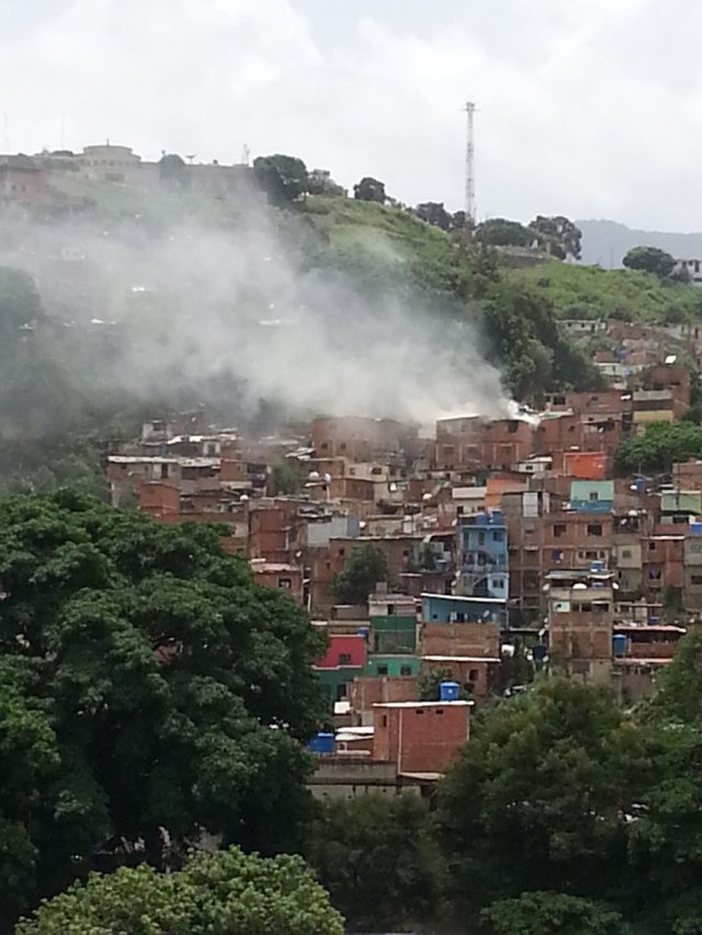 Foto: Reportan un incendio en el Barrio El  Guarataro en Caracas / Cortesía 