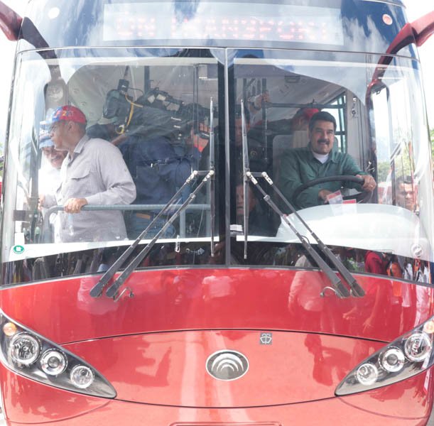 Maduro regaló motocicletas, taxis y autobuses a solo cinco días de las elecciones para la constituyente cubana/ Foto: Prensa Presidencial