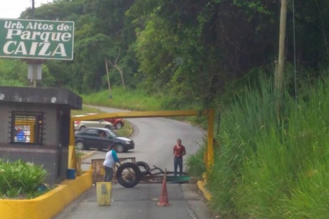 Barricadas a la entrada y salida de Altos de Parque Caiza, estado Miranda // Foto @amg9847