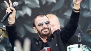 Ringo Starr celebra su cumpleaños por el mundo apagando 77 velas (Video)