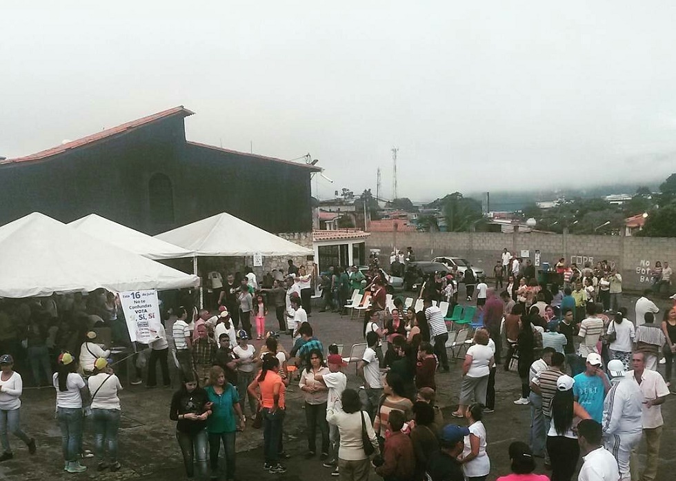 Con frío y neblina en San Cristóbal vecinos activos con la consulta popular #16Jul (Fotos)