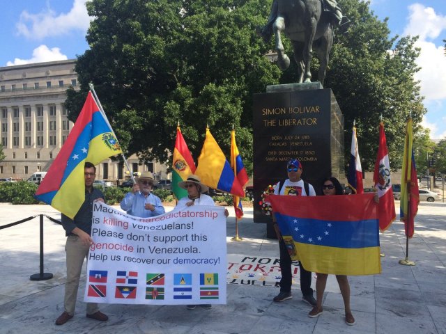 Venezolanos protestan en Washington ante homenaje de la OEA a Simón Bolívar / Foto: La Voz de América