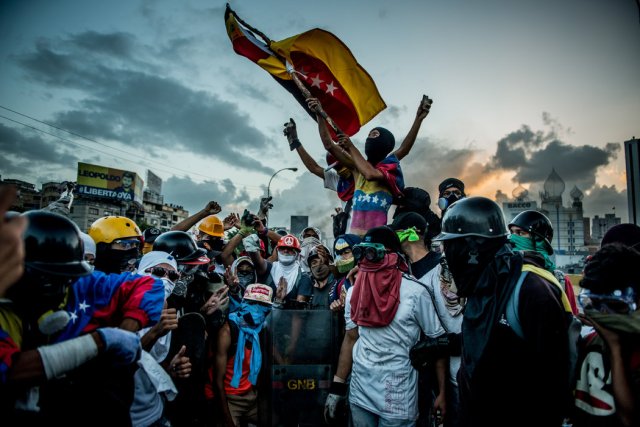 Manifestantes antigubernamentales celebran después de apoderarse de la autopista Francisco Fajardo, que corre a lo largo de Caracas, a finales de mayo. Credit Meridith Kohut para The New York Times