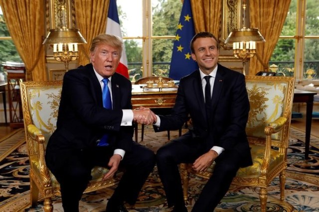 El presidente de Estados Unidos, Donald Trump (a la derecha en la imagen), saluda a su anfitrión y par francés, Emmanuel Macron, en el palacio del Elíseo en París, jul 13, 2017.    REUTERS/Kevin Lamarque