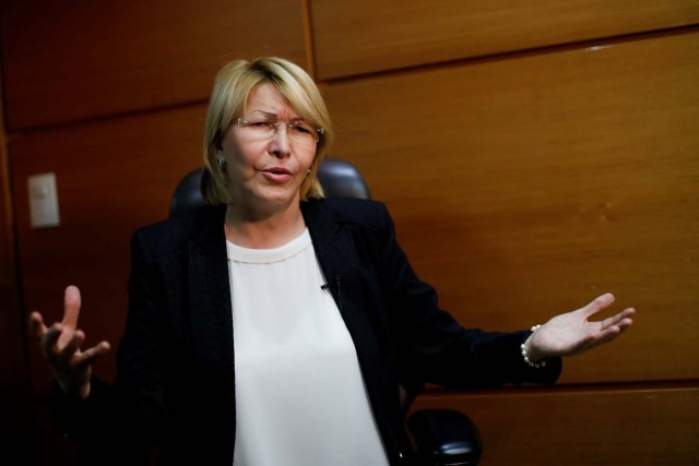 La destituida fiscal general de Venezuela Luisa Ortega Díaz habla durante una entrevista con Reuters en Caracas, Venezuela, 10 de agosto de 2017. REUTERS/Carlos Garcia Rawlins - RTS1B8PN