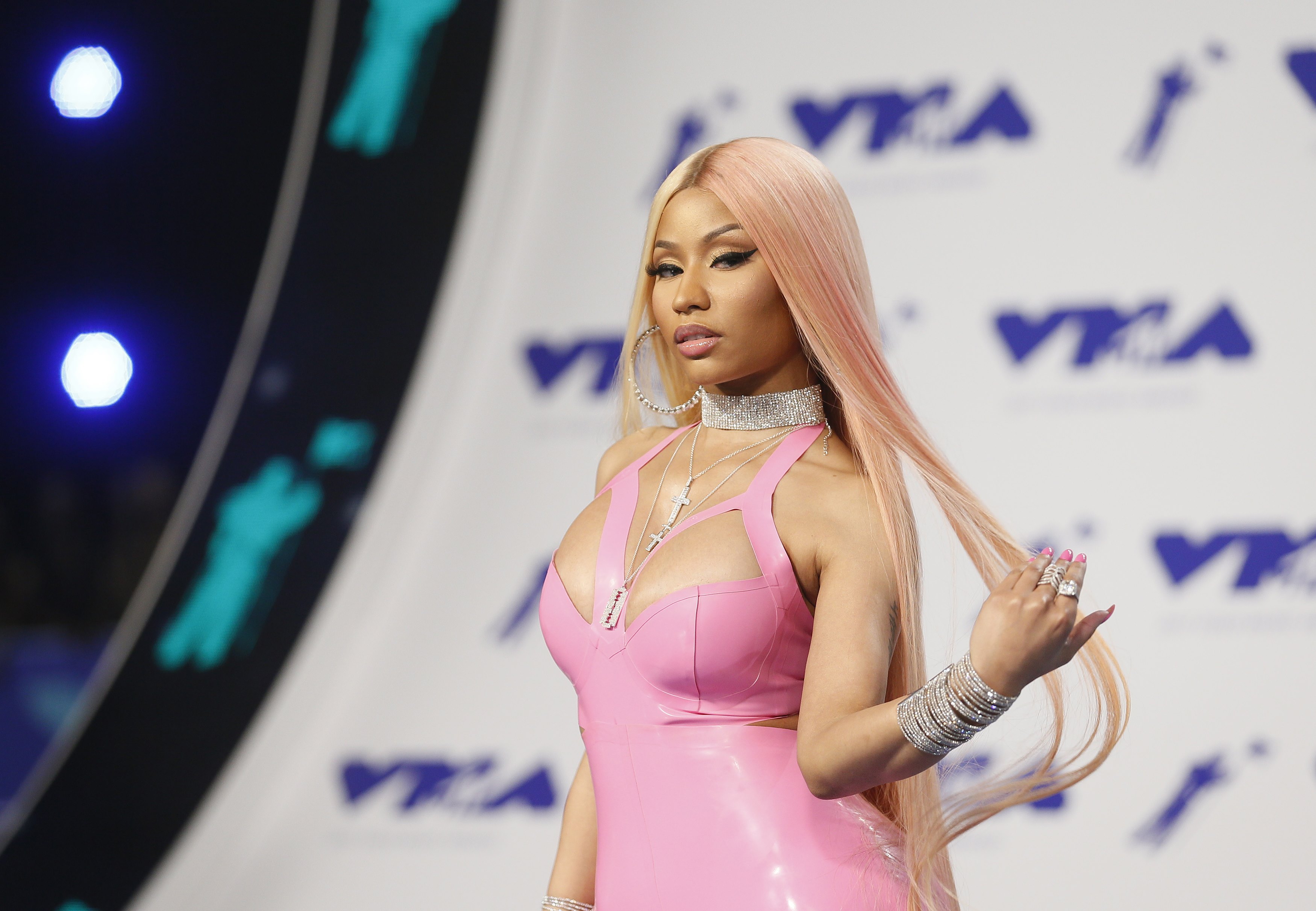 Tan grandes que se sentían atrapadas: las lolas de Nicki Minaj… y su escapada (DIOS)