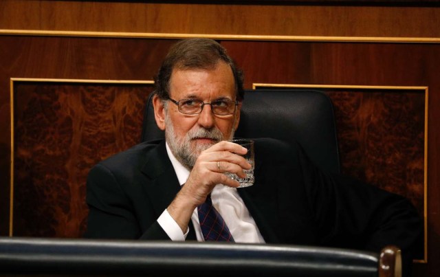 Spanish Prime Minister Mariano Rajoy drinks water during a parliamentary plenary session on the Gurtel corruption case dealing with the alleged illegal financing scheme within his conservative People's Party (PP) in Madrid, Spain August 30, 2017. REUTERS/Paul Hanna