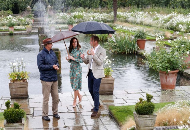 Britain's Prince William, Duke of Cambridge and Catherine Duchess of Cambridge visit the White Garden in Kensington Palace in London, Britain August 30, 2017. REUTERS/Kirsty Wigglesworth/Pool