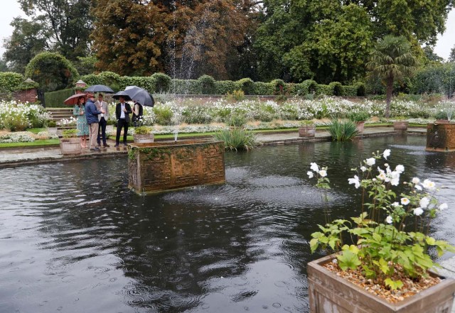 Britain's Prince William, Duke of Cambridge, Catherine Duchess of Cambridge and Prince Harry visit the White Garden in Kensington Palace in London, Britain August 30, 2017. REUTERS/Kirsty Wigglesworth/Pool