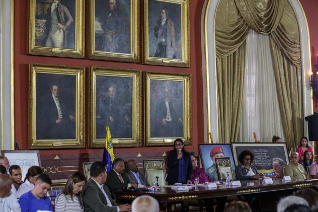 CAR106 - CARACAS (VENEZUELA), 05/08/2017. La presidenta de la Asamblea Nacional Constituyente (ANC), Delcy Rodríguez (c), dirige una sesión de ese organismo hoy, sábado 5 de agosto de 2017, en Caracas (Venezuela). El nuevo fiscal general de Venezuela, Tarek William Saab, dijo hoy que la destitución de su predecesora, Luisa Ortega Díaz, restituye el "orden jurídico severamente infringido" en el país, al tiempo que defendió la decisión que designó en el cargo porque está ajustada a la "legalidad". EFE/CRISTIAN HERNÁNDEZ