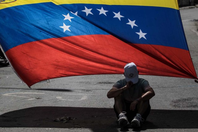 CAR06. CARACAS (VENEZUELA), 08/08/2017.- Opositores participan hoy, martes 8 de agosto de 2017, en una manifestación en Caracas (Venezuela). Varios dirigentes de la oposición venezolana se solidarizaron hoy con el alcalde del municipio Chacao de Caracas, Ramón Muchacho, quién fue condenado a 15 meses de prisión por permitir los bloqueos y barricadas de las manifestaciones opositoras. EFE/Miguel Gutiérrez