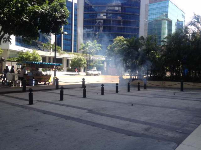 La represión fue perpetrada por integrantes de los cuerpos de in-seguridad em Altamira y Chacao. Foto: @EfectoCocuyo 