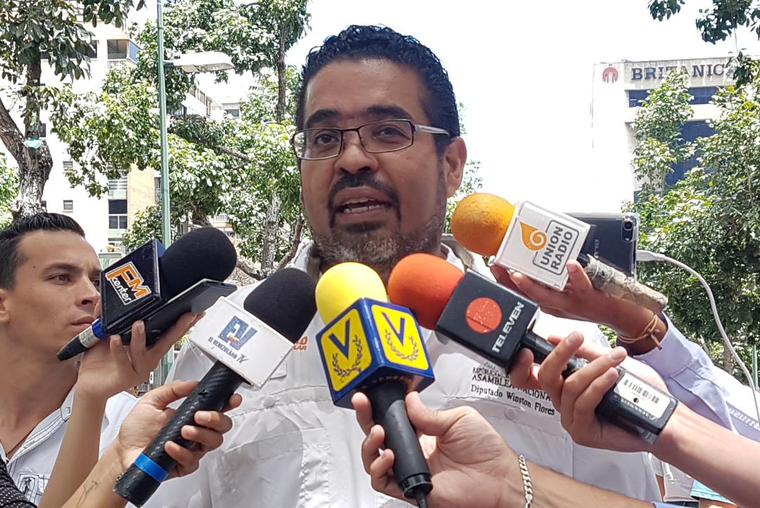 Winston Flores denunció que García Carneiro viola los derechos humanos de los varguenses al jugar con los CLAP